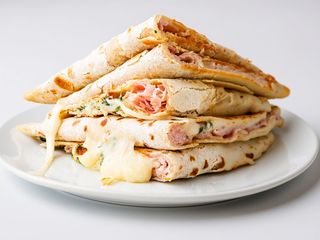 Ciaccino con prosciutto cotto, scamorza e mozzarella per 4 persone