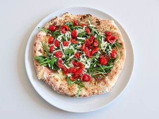 Pizza rucola, pomodorini e grana L
