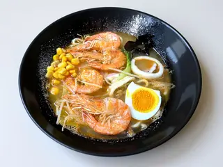 128. Ramen in brodo con frutti di mare e verdure
