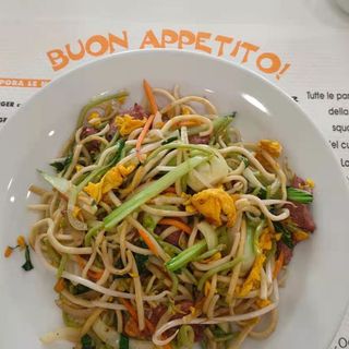 135. Ramen saltato con verdure