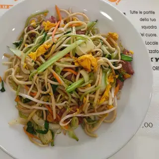 136. Ramen saltato con vitello e verdure
