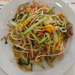 137. Ramen saltato con pollo e verdure