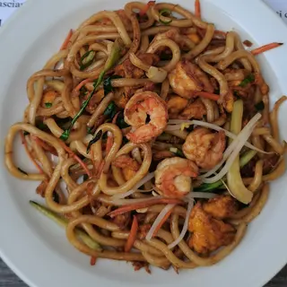 163. Udon saltato con frutti di mare e verdure