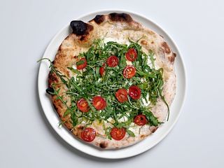 Pizza bufala con rucola e pachino