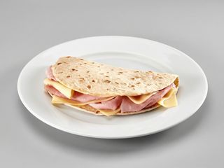 Piadina con prosciutto cotto e formaggio