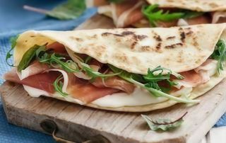 PIADINA con prosciutto crudo e mozzarella fresca 