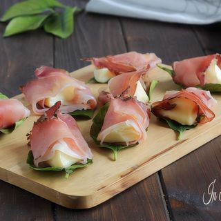 Involtini di speck e scamorza affumicata