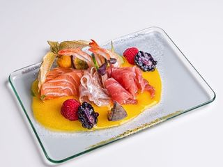 Sashimi Tropical - sashimi misto su vellutata di mango, maracuja e frutta fresca