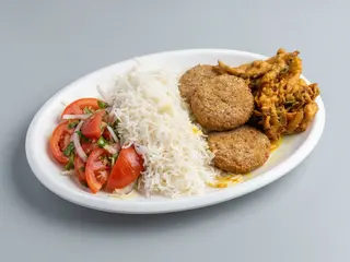Piatto vegetariano con riso al curry o riso bianco con verdure