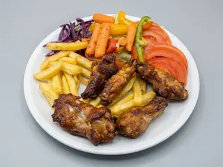 Ali di pollo con insalata mista