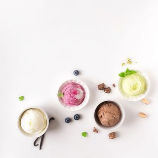 Coppetta vuota con cucchiaino