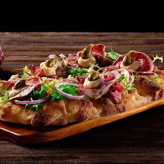 Pinsa roastbeef e cipolla caramellata