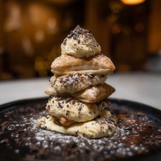 Millefoglie scomposta con crema Chantilly e cioccolato