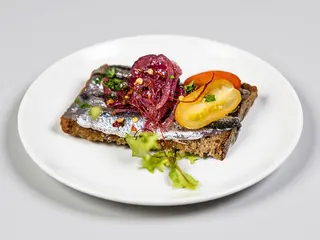 Crostini con Alici fresche disidratate, Cipolla agrodolce e datterini