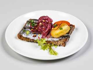 Crostini con Alici fresche disidratate, Cipolla agrodolce e datterini