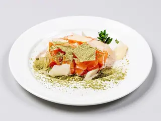 C3:TARTARE SALMONE IN SALSA BURRATA 