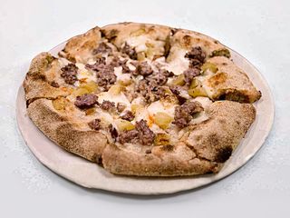 Pizza bianca patate e salsiccia