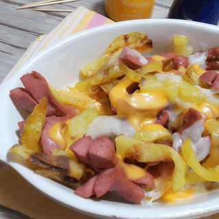 Patatine fritte, wurstel e crema di formaggio