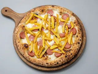 Pizza salsiccia e patatine mezzo metro