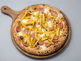 Pizza salsiccia e patatine mezzo metro