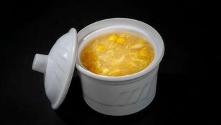 010 Zuppa con pollo, mais e uova