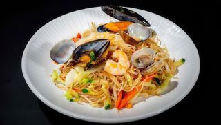 020 Spaghetti di riso con misto di mare