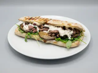 Saltimbocca Tagliata di carne, melanzane grigliate, provola e rucola