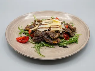 Tagliata Pomodorini, rucola scaglie e glassa