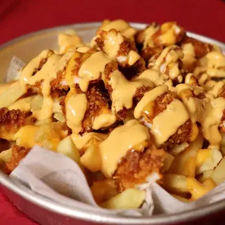 Patatine con tender di pollo croccante e salsa cheddar
