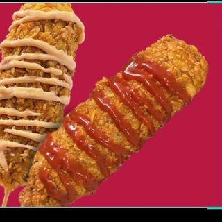 Corn dog con ketchup