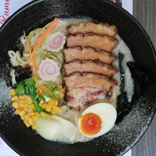 131. Ramen giapponese in brodo con maiale e verdure