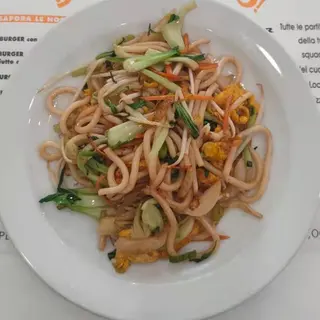 134. Ramen saltato con frutti di mare e verdure