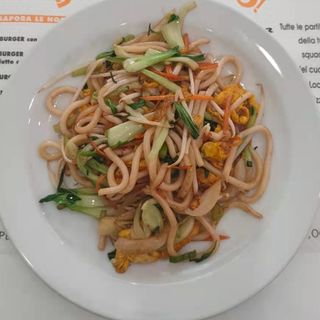134. Ramen saltato con frutti di mare e verdure