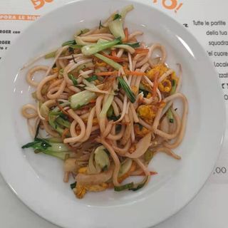 135. Ramen saltato con verdure