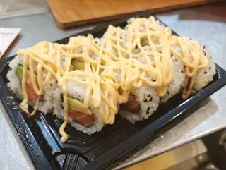 242. Uramaki spicy salmone