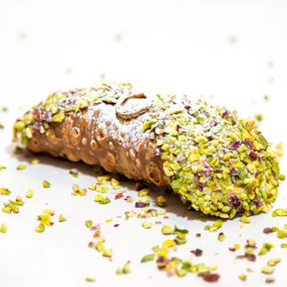 Cannolo siciliano con granella di pistacchio