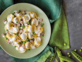 Tortelloni al crudo con panna, prosciutto e piselli
