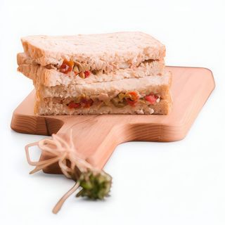 Tramezzino con tonno e pomodoro