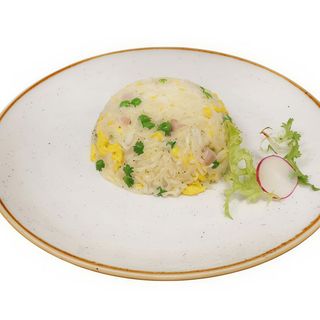 Riso bianco saltato con uova ,prosciutto cotto e piselli