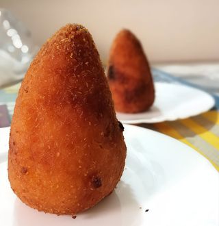 Arancina prosciutto e mozzarella
