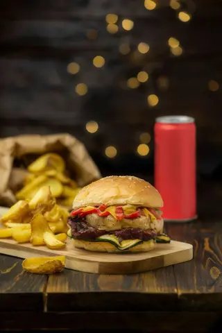 Panino con patatine fritte rustiche e una bibita a scelta
