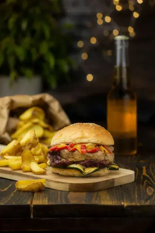 Panino con patatine fritte rustiche e una birra a scelta