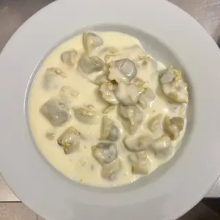 Cappelletti in crema di parmigiano
