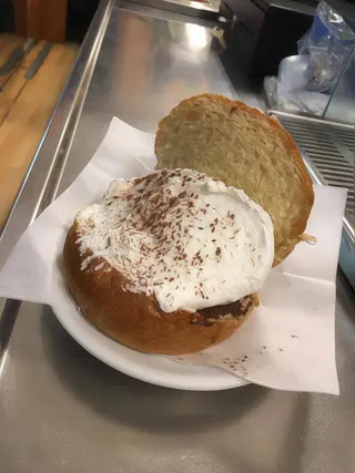 Brioche con gelato e panna