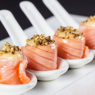 Gunkan salmone flambé