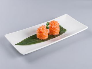 Gunkan spicy salmon