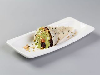 Temaki sesamo black spicy salmon
