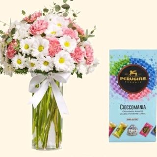 bouquet di Margherite bianche e fiori rosa con cioccolatini
