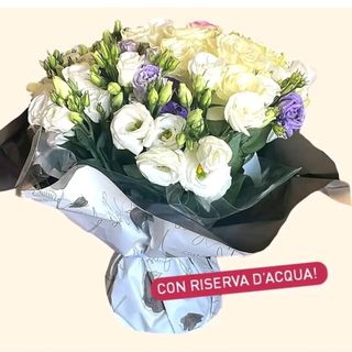 bouquet grande con riserva di acqua, Lisianthus bianco e viola rose rosa e rose bianche