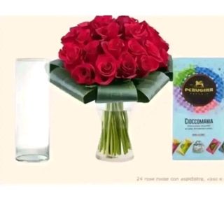 24 rose rosse compatte con vaso e Cioccolatini 
